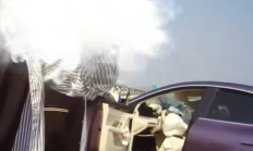 女子高速开“智驾” 退出后车辆突然偏离撞车