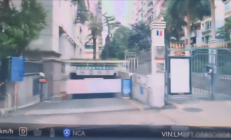 问界M9车主下地库误踩油门差点撞升降杆 小艺：请抬脚！